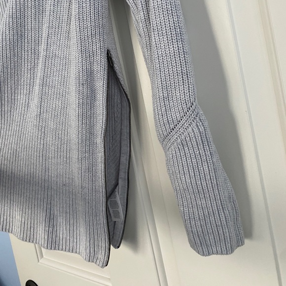 Cabi Cloud Gray DEEP V PULLOVER Ribbed Asymmetrical Side Zip Tunic Sweater M - Picture 4 of 9